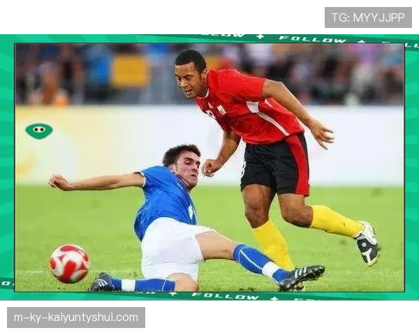 足球铲球规则详解：判罚标准与犯规关键条件解析